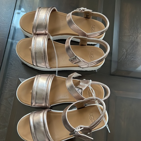 UGG® Zayne Metallic Leather Platform Sandals. - Picture 4 of 10